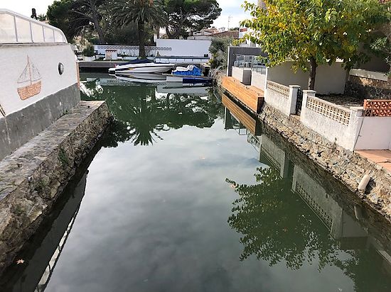 Magnifique maison sur le canal avec 2 amarres privées, piscine, 4 chambres à louer à Empuriabrava