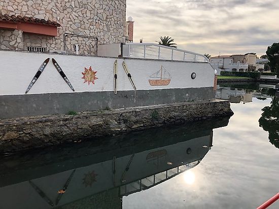 Estupenda casa al canal con 2 amarres privados , piscina, 4 dormitorios en alquiler en Empuriabrava