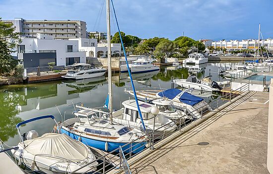 Beautiful and spacious apartment with views of the canal, garage and mooring of 3.5m x 7.5m