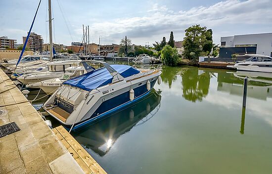 Beautiful and spacious apartment with views of the canal, garage and mooring of 3.5m x 7.5m