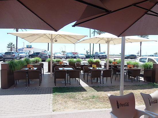 Empuriabrava, for sale handover, bar in full operational in first line of the sea in the seafront pr