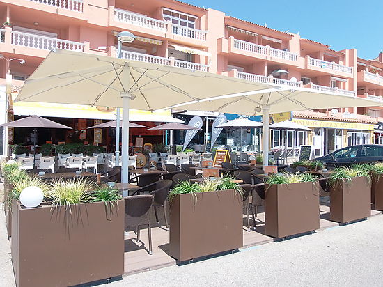 Empuriabrava, bar for rent with handover,  full operational, in first line of  the front sea promenade