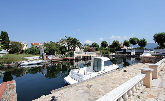 Empuriabrava, en alquiler, casa con piscina y amarre privado