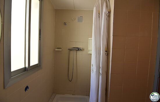 Appartement à vendre á Roses, avec 40 m2, 1 chambres, 1 salle de bain avec douche, ascenseur, meuble