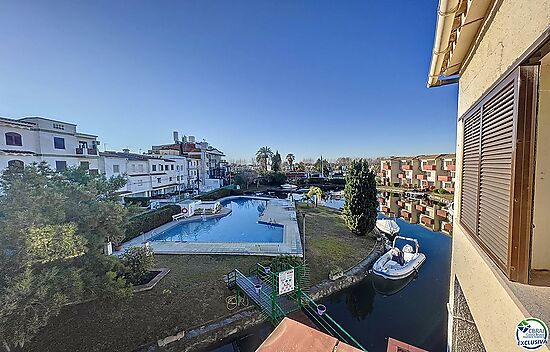 APARTMENT IN EMPURIABRAVA WITH CANAL VIEW WITH 3 DOUBLE BEDROOMS, PARKING, COMMUNITY POOL AND AMARRE