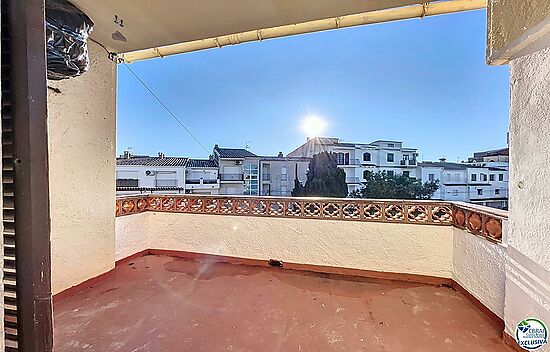 APARTMENT IN EMPURIABRAVA WITH CANAL VIEW WITH 3 DOUBLE BEDROOMS, PARKING, COMMUNITY POOL AND AMARRE
