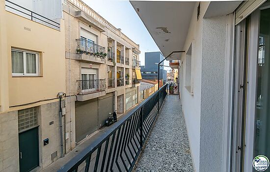 Nice apartment in the center of Roses with 3 double bedrooms.