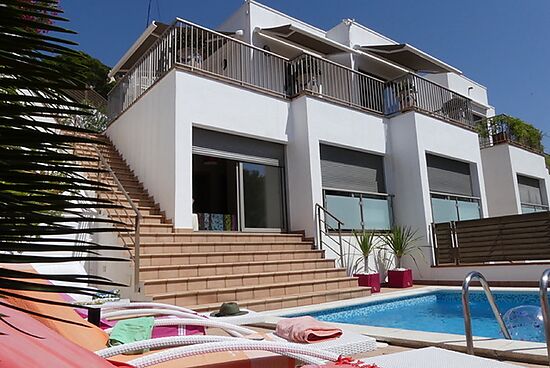 Roses, en location, maison avec piscine privée, vue mer et proche plage