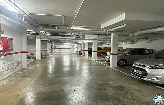 UNDERGROUND PARKING PLACE CENTRO ROSES NEAR THE BUS STATION IN A NEW BUILDING, SUPERVISED AND VERY C