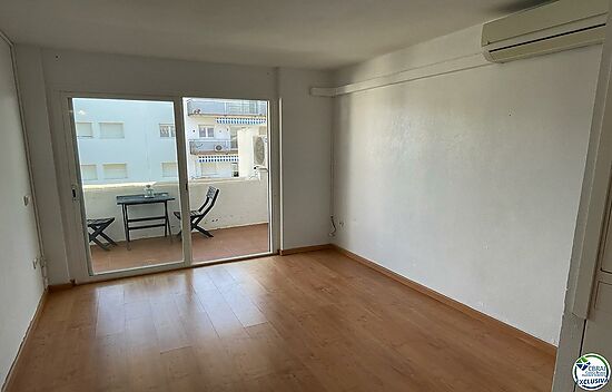 BEAUTIFUL APARTMENT WITH COMMUNITY GARDEN AND POOL.