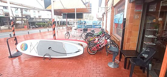 Traspaso tienda de alquiler y venta de bicicletas en ubicación privilegiada en Empuriabrava.