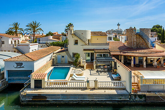 MAGNIFIQUE MAISON AVEC 4 CHAMBRES, PISCINE ET AMARRE DE 12.5M