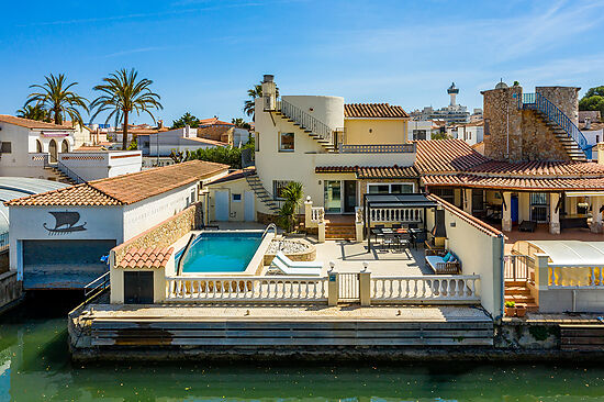 ESTUPENDA CASA DE 4 DORMITORIOS, PISCINA Y AMARRE DE 12.5M