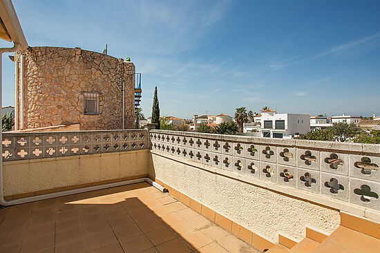 ESTUPENDA CASA DE 4 DORMITORIOS, PISCINA Y AMARRE DE 12.5M