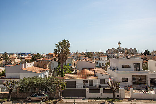 ESTUPENDA CASA DE 4 DORMITORIOS, PISCINA Y AMARRE DE 12.5M