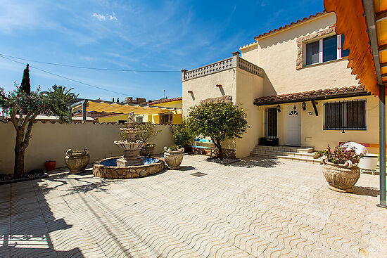 ESTUPENDA CASA DE 4 DORMITORIOS, PISCINA Y AMARRE DE 12.5M