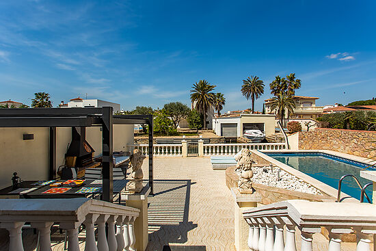 MAGNIFIQUE MAISON AVEC 4 CHAMBRES, PISCINE ET AMARRE DE 12.5M