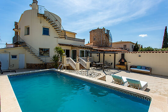 WONDERFUL HOUSE WITH 4 BEDROOMS, SWIMMING POOL AND 12.5M MOORING