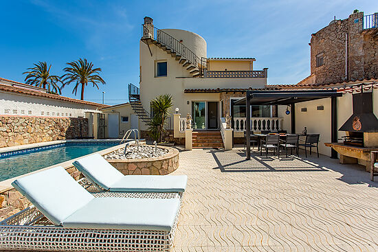 MAGNIFIQUE MAISON AVEC 4 CHAMBRES, PISCINE ET AMARRE DE 12.5M