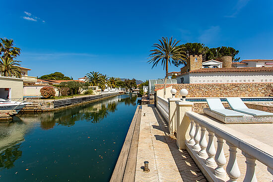 ESTUPENDA CASA DE 4 DORMITORIOS, PISCINA Y AMARRE DE 12.5M