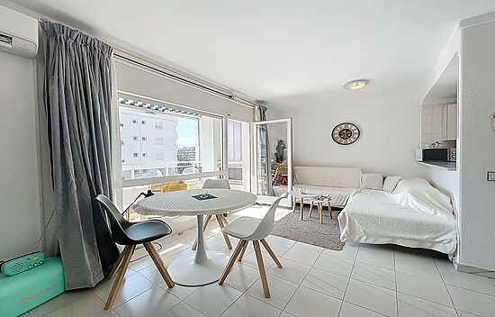 Magnifique appartement de 59 m2 avec terrasse de 10 m2 avec vue sur le canal et la mer.