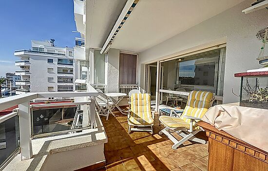 Magnifico apartamento de 59 m2 con una terraza de 10 m2 con vistas al canal y al mar.
