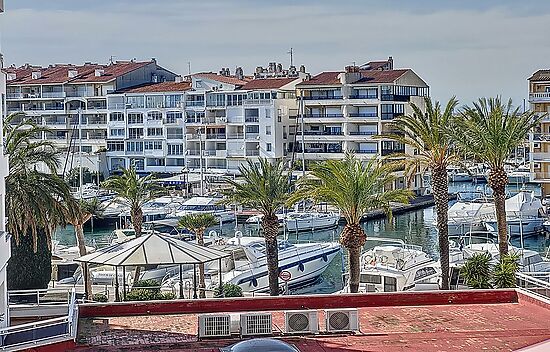 Magnifico apartamento de 59 m2 con una terraza de 10 m2 con vistas al canal y al mar.
