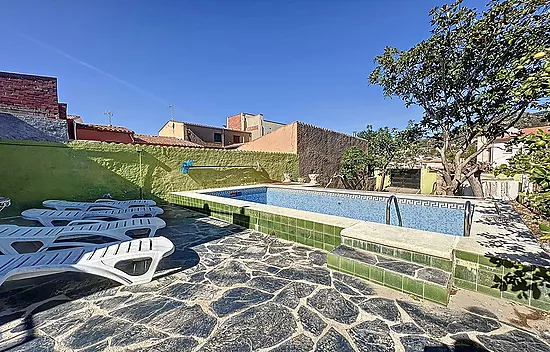 Impressive 325m2 town house, with its private pool, and its 526m2 plot, in the center of Palau Saver