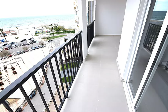2 bedroom flat with stunning sea view.
