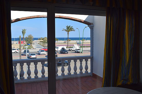 For rent, Empuriabrava nice apartment in first line of the beach with private parking place ref 285
