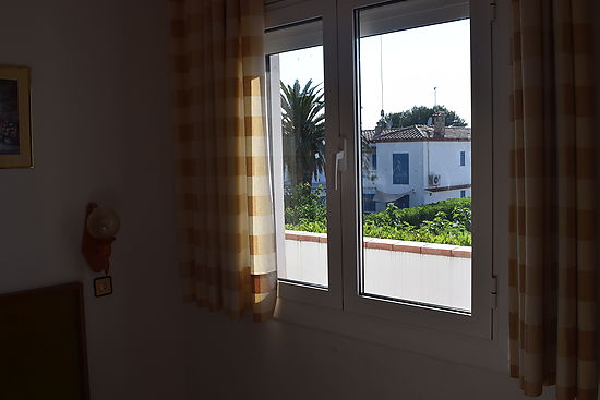 Front line beach flat with parking for rent in Empuriabrava