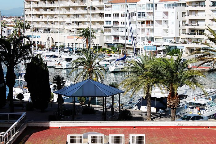 Attitude Services : apartment, for rent, in Empuriabrava for 4 persons with harbour view