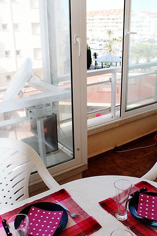 Empuriabrava, en alquiler, apartamento en el sector del Club Náutico con vistas canali ref 49