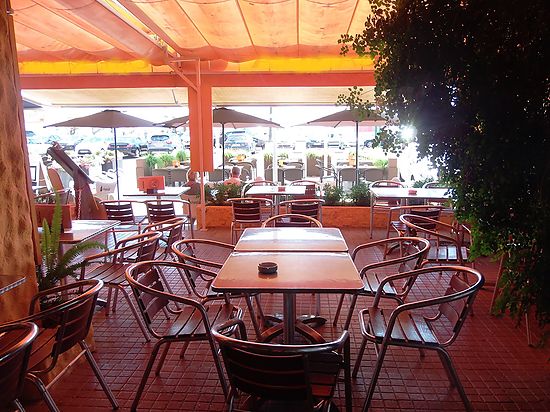 Empuriabrava, for sale handover, bar in full operational in first line of the sea in the seafront pr