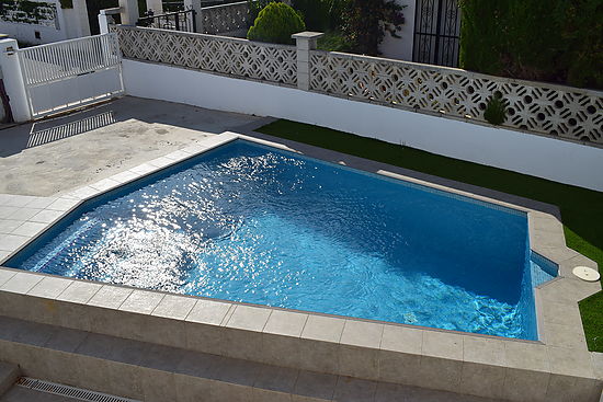 Beautiful modern house with private swimming pool and close to the beach for rent in Empuriabrava