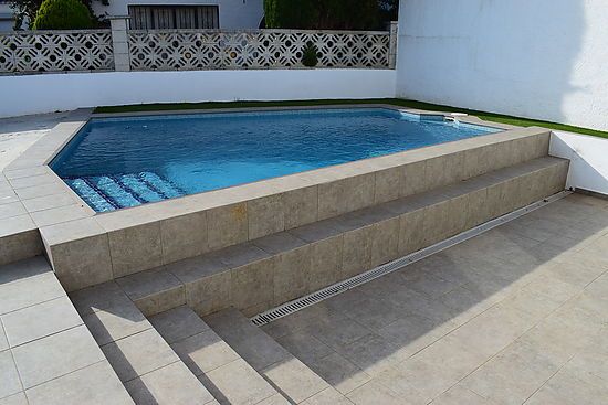 Bonita casa moderna con piscina privada y cerca de la playa en alquiler en Empuriabrava