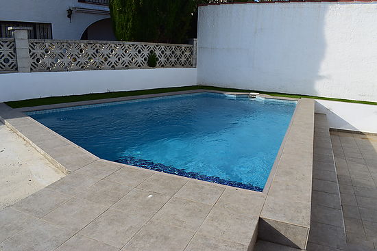 Bonita casa moderna con piscina privada y cerca de la playa en alquiler en Empuriabrava